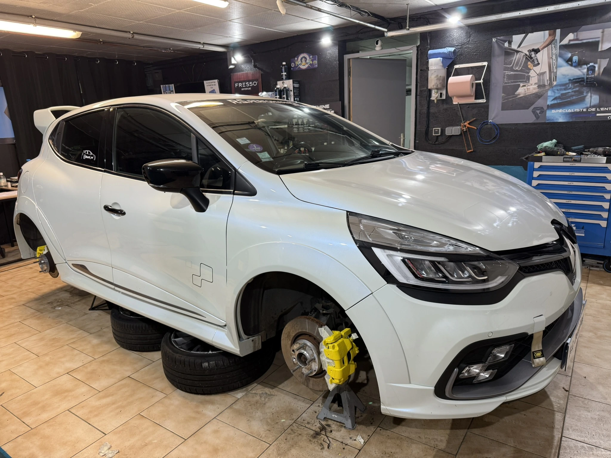 Peinture des étriers de freins Renault Clio 4 RS à Angres, Arras, Lens, Douai, Lille - F&L Detailing & Covering - 1