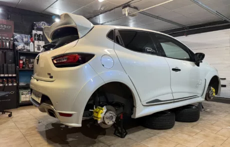Peinture des étriers de freins Renault Clio 4 RS à Angres, Arras, Lens, Douai, Lille - F&L Detailing & Covering - 2